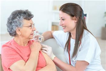 “Seconda vaccinazione di richiamo assolutamente necessaria, soprattutto per gli anziani”