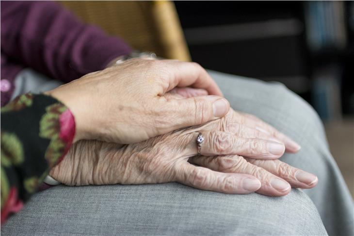 Pflegetelefon und Online-Broschüre rund ums Pflegegeld