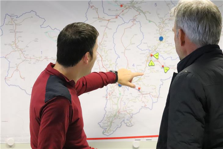 300 Einsätze von 115 Feuerwehren, Straßen gesperrt, 7600 ohne Strom