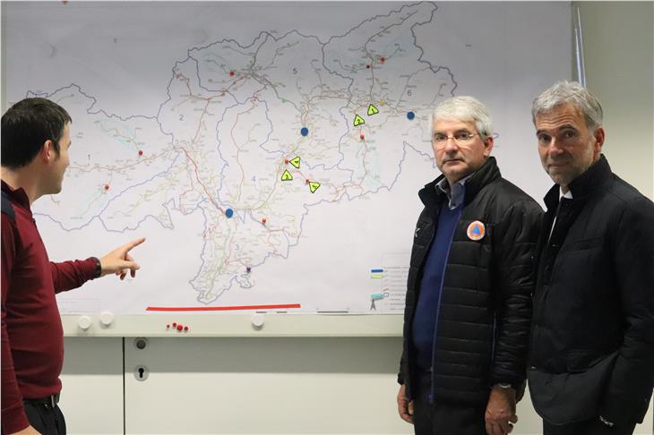 300 Einsätze von 115 Feuerwehren, Straßen gesperrt, 7600 ohne Strom