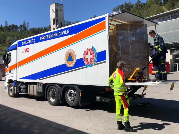 Euregio: Schutzanzüge aus Tirol in Bozen angekommen