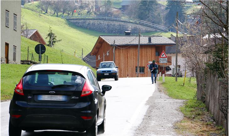 Da Pidro a La Val: ampliamënt dla strada y costruziun de n marciapisc