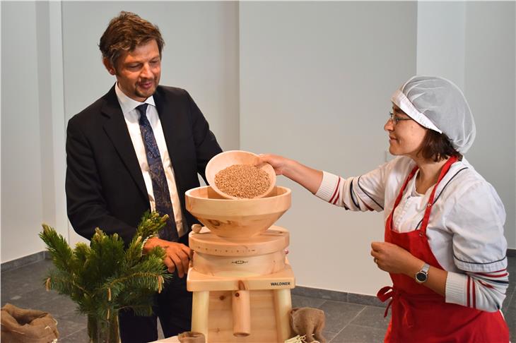 Mangé bun, sann y natural te scolina: Publicaziun nöia