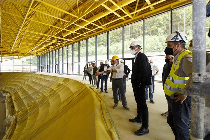 LH Kompatscher besucht neue Eissportanlage in Bruneck