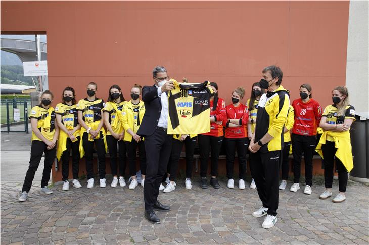 LH Kompatscher besucht neue Eissportanlage in Bruneck