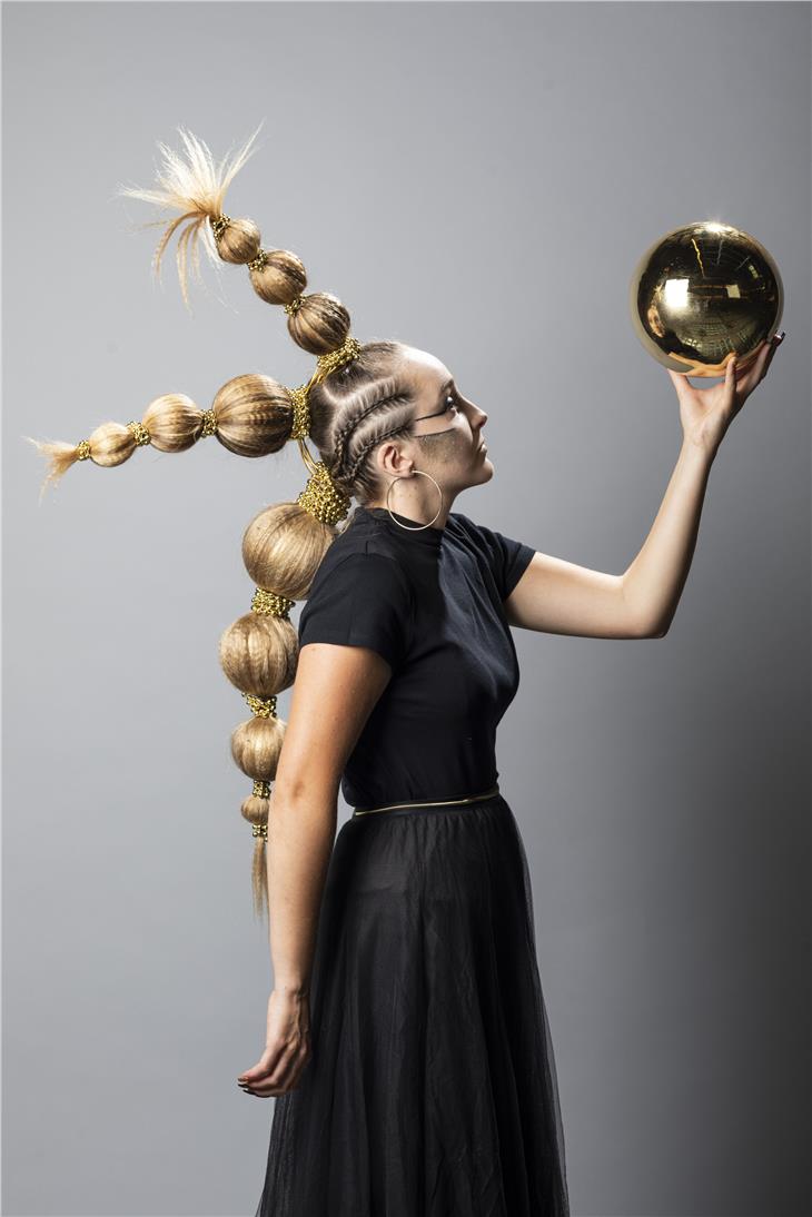 Friseurinnen bestehen praktische Meisterprüfung