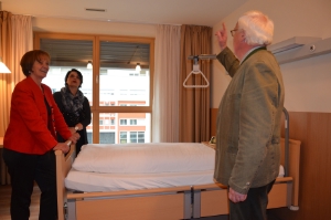 Weltpflegetag: LRin Stocker auf Stippvisite im neuen Seniorenheim in Bozen