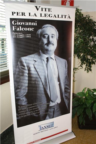 Inaugurata mostra “Vite per la legalità” all’ITE Battisti 