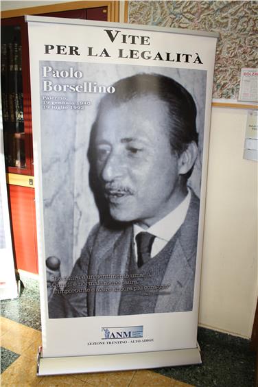 Inaugurata mostra “Vite per la legalità” all’ITE Battisti 