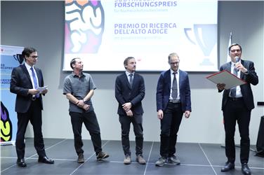 Consegnato il Premio per la ricerca a Christian Fuchsberger